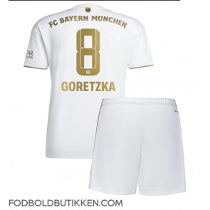Bayern Munich Leon Goretzka #8 Udebanetrøje Børn 2022-23 Kortærmet (+ Korte bukser)
